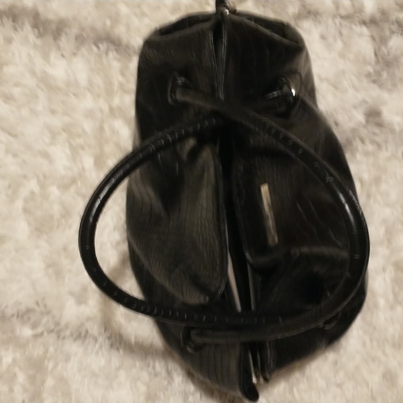 Zingara faux leather pebbled bag with lots of storage - Picture 3 of 16